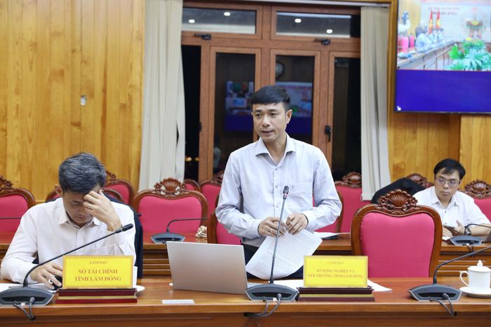 Phó Giám đốc Sở Nông nghiệp và Môi trường Lâm Đồng Bùi Thanh Hà báo cáo kết quả thực hiện dự án Cao tốc Bắc - Nam phía Tây, đoạn Gia Nghĩa - Chơn Thành