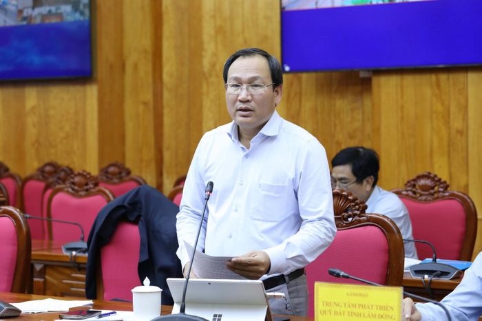 Giám đốc Ban Quản lý dự án đầu tư số 3 tỉnh Lâm Đồng Hà Sỹ Sơn báo cáo các vướng mắc về giải phóng mặt bằng và đề xuất các giải pháp của đơn vị