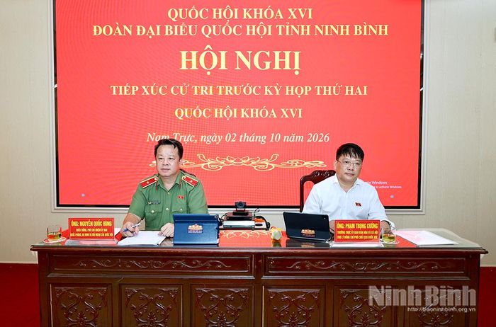 Các đồng chí: Thiếu tướng Nguyễn Quốc Hùng, Phó Chủ nhiệm Ủy ban Quốc phòng, An ninh và Đối ngoại của Quốc hội; Phạm Trọng Cường, Ủy viên, ĐBQH hoạt động chuyên trách tại Ủy ban Văn hóa và Xã hội của Quốc hội chủ trì hội nghị tiếp xúc cử tri tại xã Nam Trực.