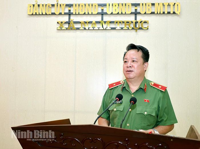 Thiếu tướng Nguyễn Quốc Hùng, Phó Chủ nhiệm Ủy ban Quốc phòng, An ninh và Đối ngoại của Quốc hội phát biểu tiếp thu ý kiến, kiến nghị của cử tri tại hội nghị.