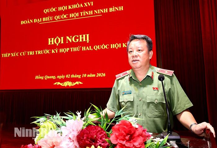 Thiếu tướng Nguyễn Quốc Hùng, Phó Chủ nhiệm Ủy ban Quốc phòng, An ninh và Đối ngoại của Quốc hội phát biểu tiếp thu ý kiến, kiến nghị của cử tri tại hội nghị.