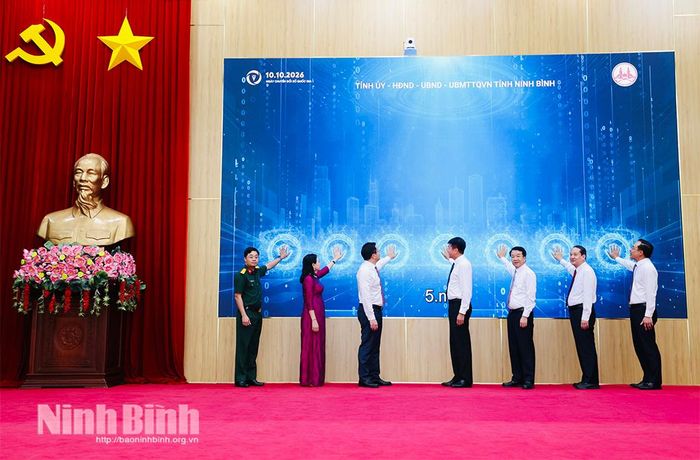 Các đồng chí lãnh đạo tỉnh và đại diện Tập đoàn Công nghiệp Viễn thông Quân đội Viettel thực hiện nghi thức ra mắt Trung tâm giám sát, điều hành thông minh (IOC) và Ứng dụng Công dân số NinhBinh-S.