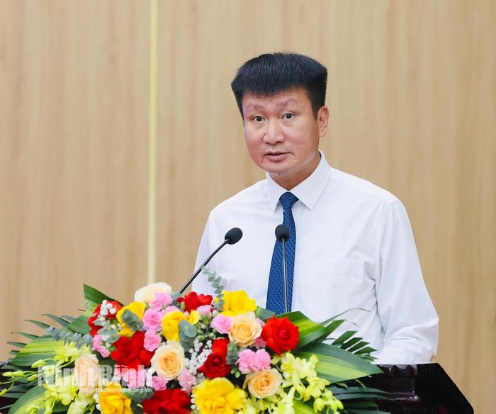 Đồng chí Trần Huy Tuấn, Ủy viên Trung ương Đảng, Bí thư Tỉnh uỷ phát biểu chỉ đạo và phát động Tháng cao điểm triển khai “Bộ học liệu đa phương tiện”, lan tỏa phong trào "Bình dân học vụ số".