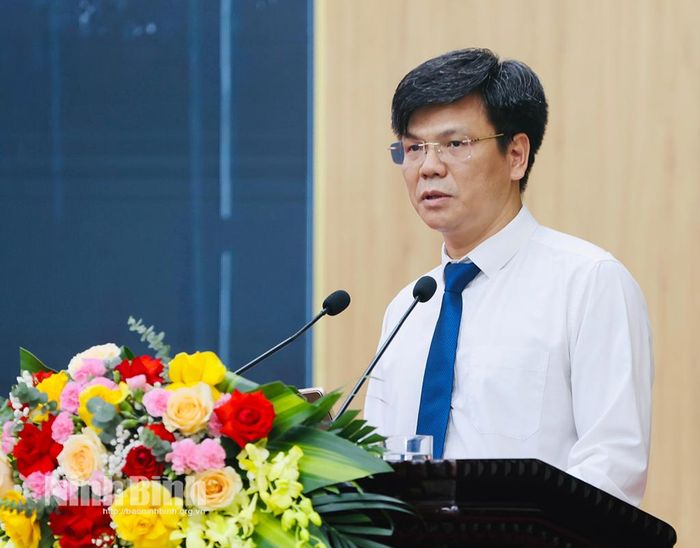Đồng chí Tạ Quang Phương, Phó Giám đốc Sở Khoa học và Công nghệ báo cáo khái quát kết quả triển khai IOC và Ứng dụng Công dân số NinhBinh-S.
