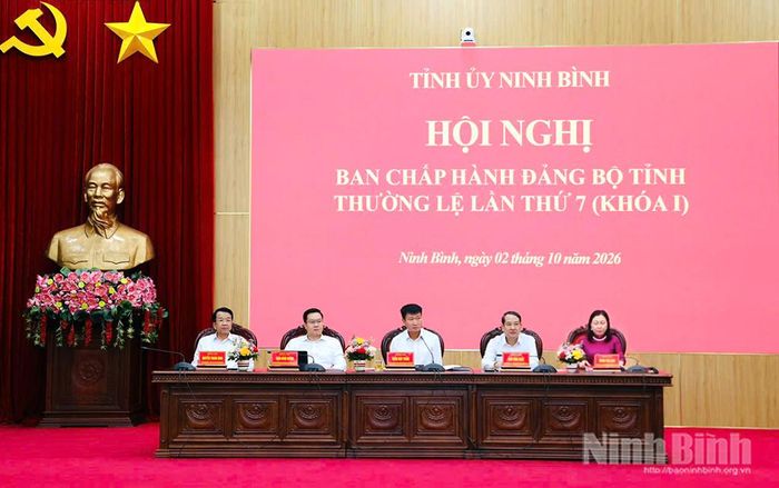 Đồng chí Bí thư Tỉnh uỷ Trần Huy Tuấn cùng các đồng chí Thường trực Tỉnh uỷ chủ trì Hội nghị.