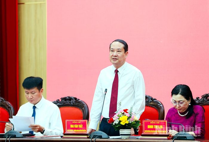 Đồng chí Mai Văn Tuất, Phó Bí thư Tỉnh uỷ, Trưởng Đoàn đại biểu Quốc hội tỉnh phát biểu tại Hội nghị.