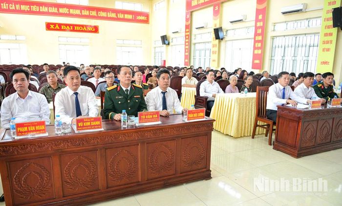 Các đại biểu dự buổi lễ.