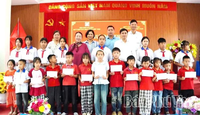 Quỹ Tấm lòng Việt (Đài Truyền hình Việt Nam) phối hợp với Hội Khuyến học tỉnh tặng quà cho học sinh có hoàn cảnh khó khăn vươn lên trong học tập tại xã Võ Miếu.