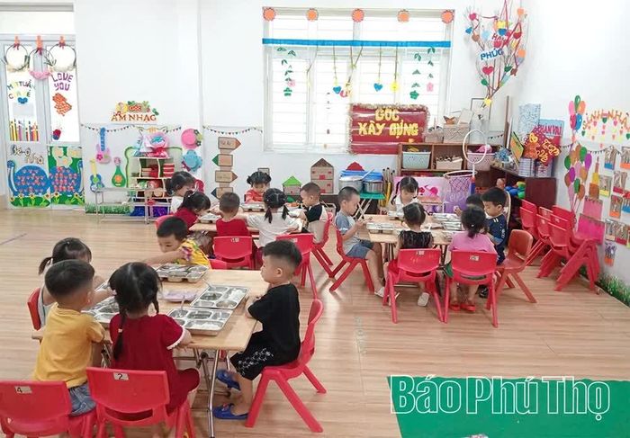 Trường Mầm non Việt Trì chú trọng chăm sóc dinh dưỡng và rèn luyện tính tự lập cho trẻ qua các bữa ăn bán trú.