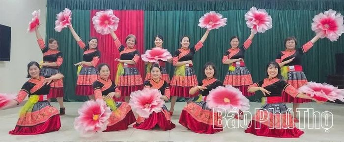 Niềm vui và tinh thần đoàn kết của người dân xã Yên Lập qua những tiết mục văn nghệ.