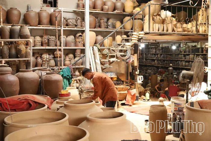 Các sản phẩm chum, vại thô được phơi khô trước khi đưa vào lò nung.