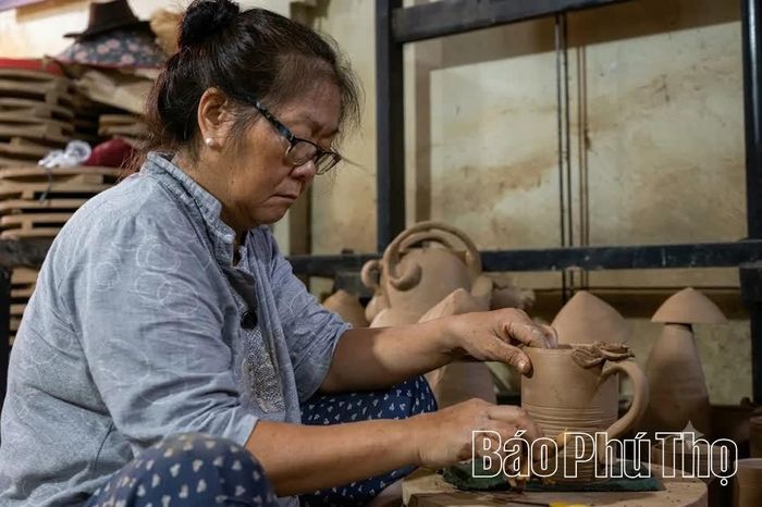 Những bàn tay chai sần của người thợ gốm gắn bó hàng chục năm với “đất và nước” đang chuốt lại các chi tiết sản phẩm với độ tinh xảo cao.