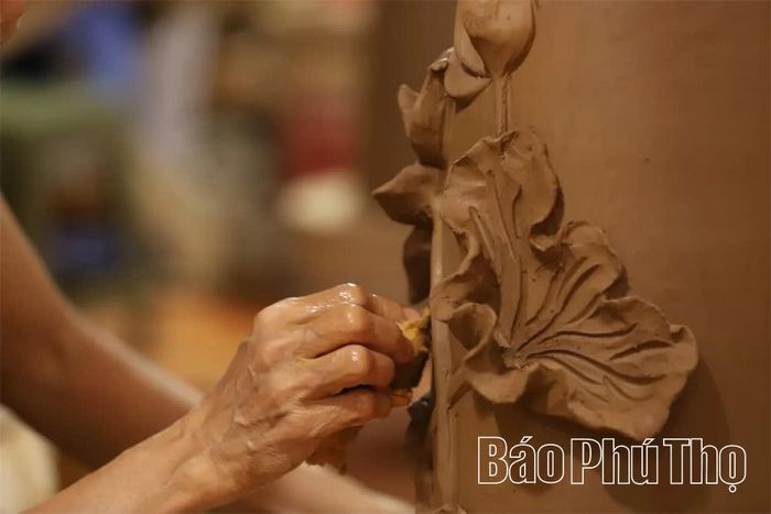 Không chỉ cần đôi bàn tay khéo léo, mỗi sản phẩm gốm thủ công nơi đây đều chứa đựng cả tâm hồn của người thợ.