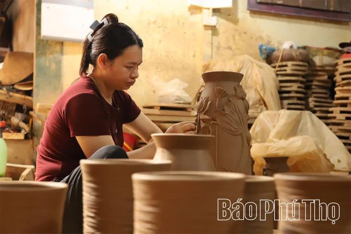 Các sản phẩm bình gốm thủ công được các thợ giỏi tạo nên.