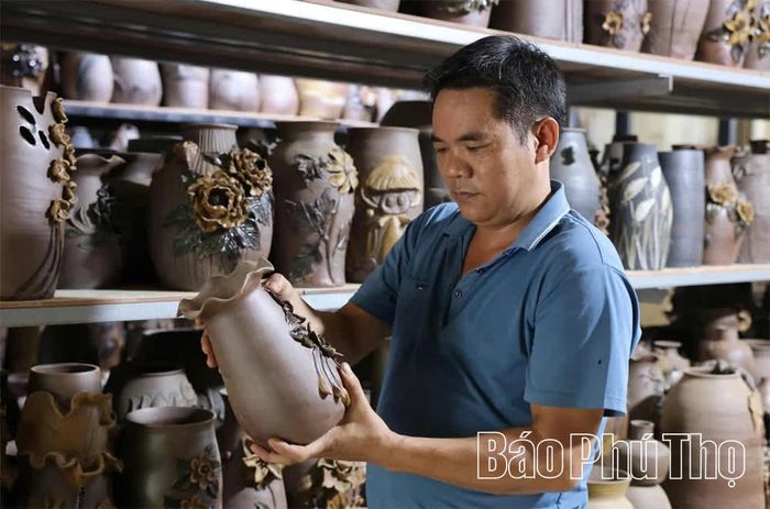 Với “men tự thân trong đất” đã tạo ra những sản phẩm gốm sành độc đáo của làng nghề gốm Hương Canh.