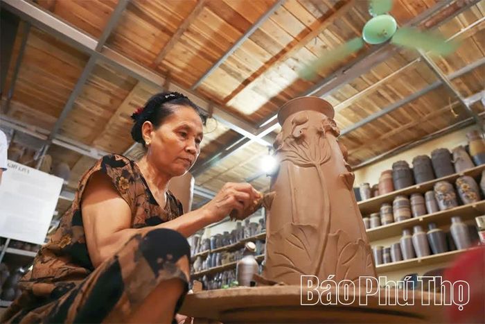 Bà Nguyễn Thị Nhuận đã gắn bó cả đời với nghề gốm nơi đây.