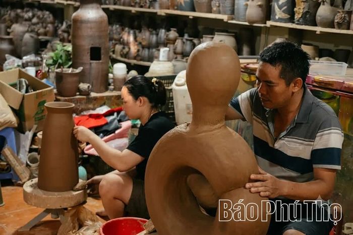Sự thu hẹp của nghề gốm khiến anh Quang lo lắng- làng nghề sẽ bị mai một và xóa sổ.