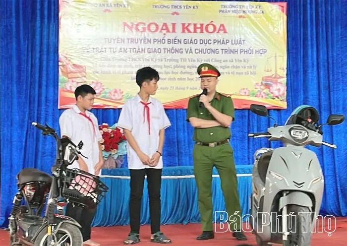 Công an xã Yên Kỳ tuyên truyền, phổ biến, giáo dục pháp luật về trật tự an toàn giao thông cho học sinh tiểu học, THCS trên địa bàn.