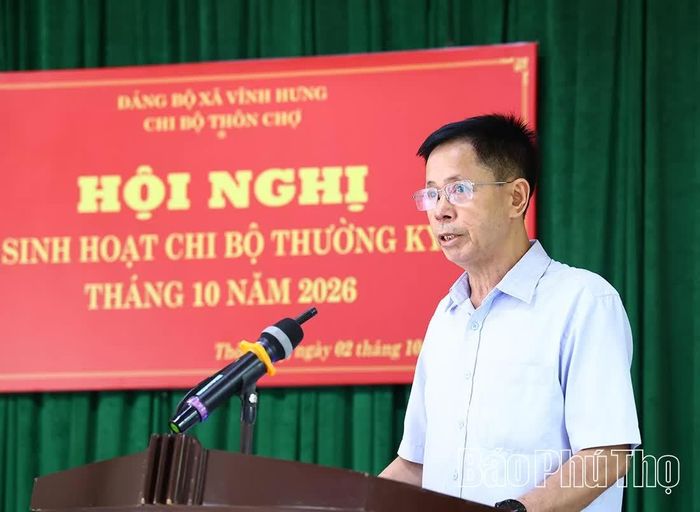 Các đảng viên phát biểu thảo luận tại buổi sinh hoạt chi bộ.