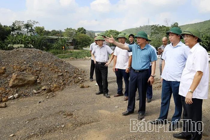 Đồng chí Phó Chủ tịch UBND tỉnh Quách Tất Liêm và đoàn công tác kiểm tra thực tế trên tuyến, tại khu vực phường Kỳ Sơn.