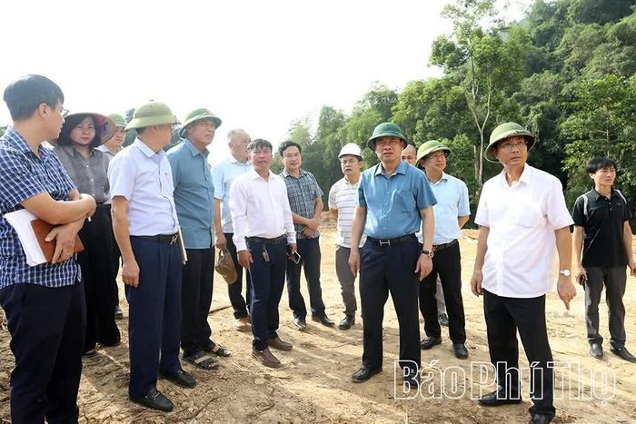 Đồng chí Phó Chủ tịch UBND tỉnh Quách Tất Liêm và đoàn công tác kiểm tra thực tế tuyến đường thuộc địa bàn xã Nật Sơn.