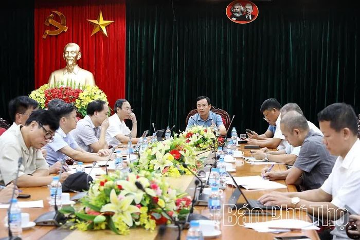 Đồng chí Phó Chủ tịch UBND tỉnh Quách Tất Liêm làm việc với lãnh đạo các sở, ngành, đơn vị liên quan sau chương trình kiểm tra thực tế.