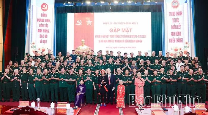 Các đại biểu chụp ảnh lưu niệm tại buổi lễ gặp mặt.