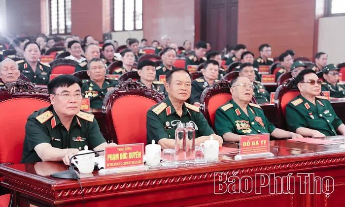 Trung tướng Phạm Đức Duyên - Chính ủy Quân khu 2 và các đại biểu tham dự lễ gặp mặt.