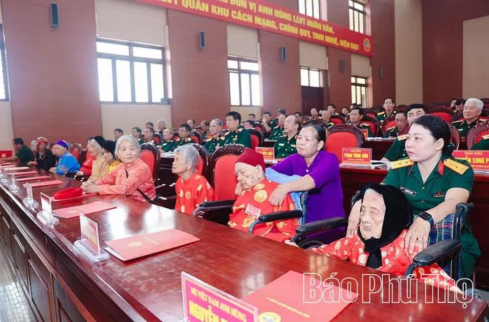 Các Mẹ Việt Nam anh hùng tham dự buổi lễ.