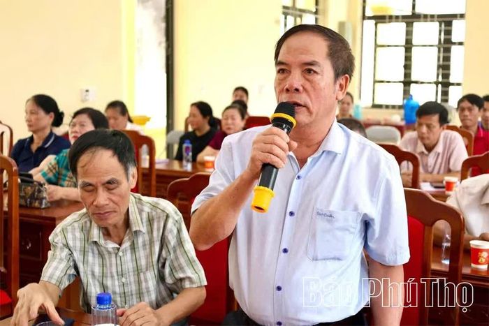 Đảng viên chi bộ thôn Lũng Thượng phát biểu tại hội nghị.
