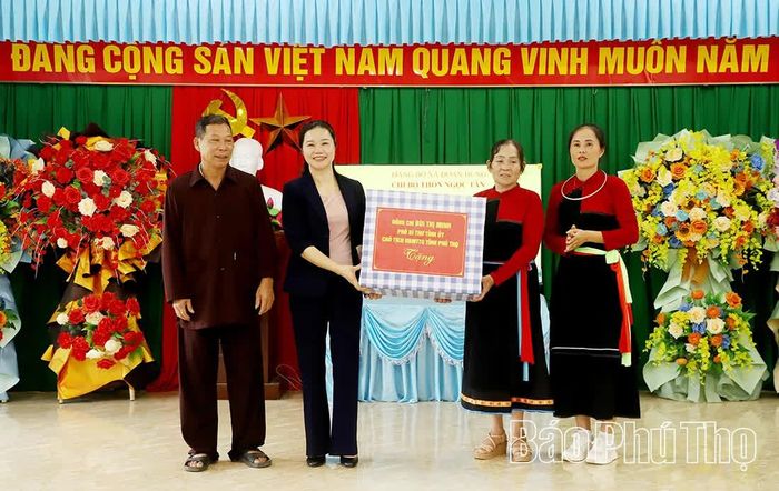 Đồng chí Phó Bí thư Tỉnh ủy, Chủ tịch Ủy ban MTTQ tỉnh Bùi Thị Minh tặng quà động viên cấp ủy và tập thể Chi bộ thôn Ngọc Tân.