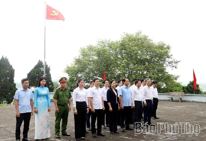 Đồng chí Phó Bí thư Tỉnh ủy, Chủ tịch Ủy ban MTTQ tỉnh Bùi Thị Minh cùng đoàn công tác dâng hoa, dâng hương tri ân các Anh hùng liệt sĩ tại Di tích lịch sử quốc gia Chiến thắng Sông Lô.