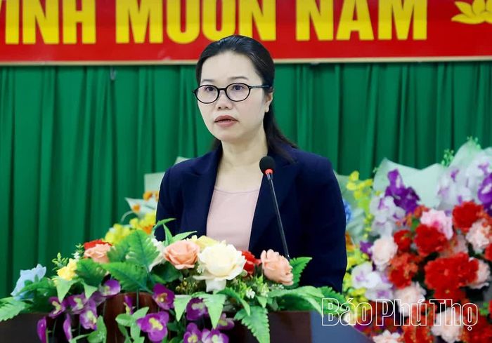 Đồng chí Phó Bí thư Tỉnh ủy, Chủ tịch Ủy ban MTTQ tỉnh Bùi Thị Minh phát biểu chỉ đạo tại buổi sinh hoạt thường kỳ tháng 10/2026 của Chi bộ thôn Ngọc Tân, xã Đoan Hùng.