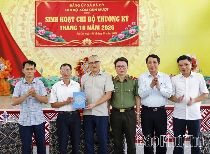 Đồng chí Bí thư Tỉnh ủy và đoàn công tác tặng quà cho Chi bộ xóm Cun Mượt.