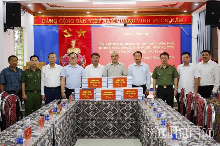 Đồng chí Bí thư Tỉnh ủy Phạm Đại Dương cùng các đồng chí trong đoàn công tác của tỉnh tặng quà cho Đảng ủy xã Pà Cò.