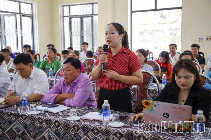 Các đảng viên tham gia phát biểu đóng góp ý kiến vào chương trình công tác lãnh đạo, chỉ đạo của chi bộ trong tháng 10/2026.