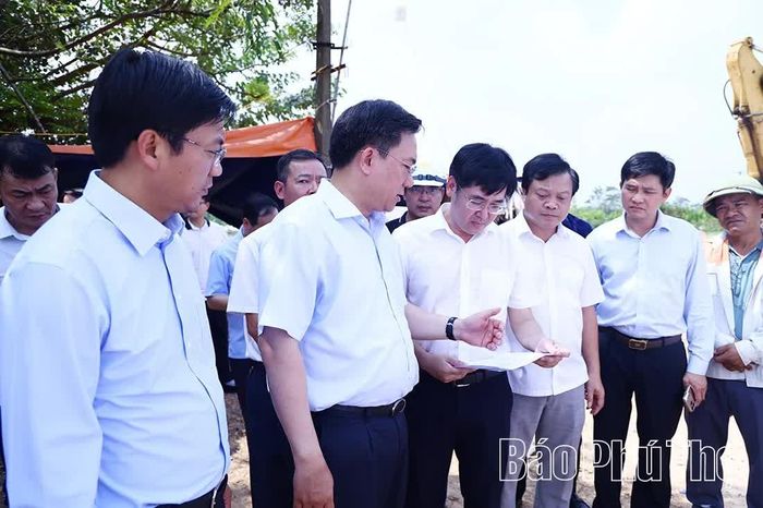 Chủ tịch UBND tỉnh Trần Duy Đông kiểm tra tại hiện trường dự án đang thi công đoạn Hợp Thịnh - Đạo Tú đến đường tỉnh 304.