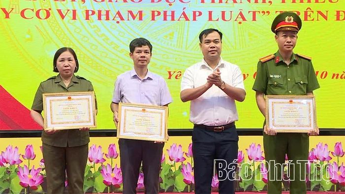 Lãnh đạo UBND xã Yên Kỳ trao Giấy khen cho 3 tập thể có thành tích xuất sắc trong triển khai thực hiện mô hình.