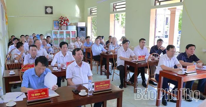 Đồng chí Phó Bí thư Thường trực Tỉnh ủy Bùi Văn Quang cùng các đại biểu dự buổi sinh hoạt chi bộ.