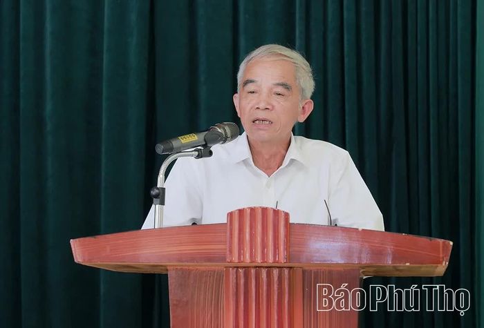 Đảng viên Chi bộ thôn Nhà Sống phát biểu thảo luận tại buổi sinh hoạt chi bộ.