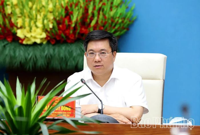 Đồng chí Chủ tịch UBND tỉnh Trần Duy Đông phát biểu chỉ đạo hội nghị.