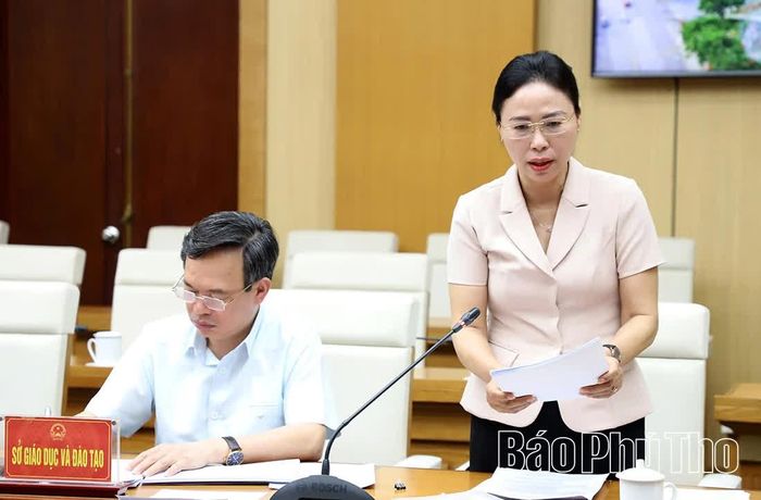 Lãnh đạo Sở Nội vụ báo cáo tại hội nghị.