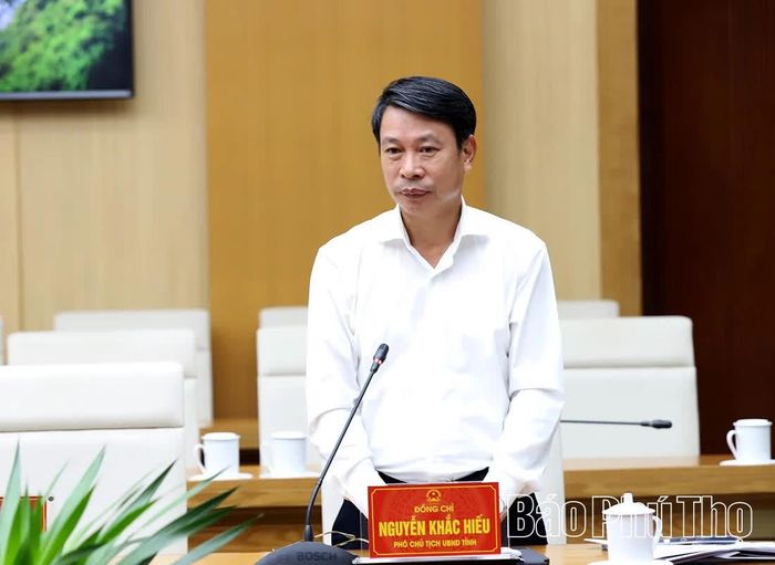Đồng chí Phó Chủ tịch UBND tỉnh Nguyễn Khắc Hiếu phát biểu ý kiến.