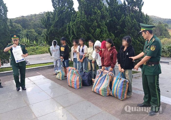 Trục xuất, trao trả 9 người quốc tịch Lào nhập cảnh trái phép vào Việt Nam - Ảnh: L.T