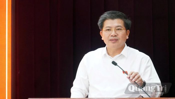 Đồng chí Trần Vũ Khiêm, Phó Bí thư Thường trực Tỉnh ủy, Trưởng đoàn đại biểu Quốc hội tỉnh phát biểu tại buổi tiếp xúc cử tri - Ảnh: N.M