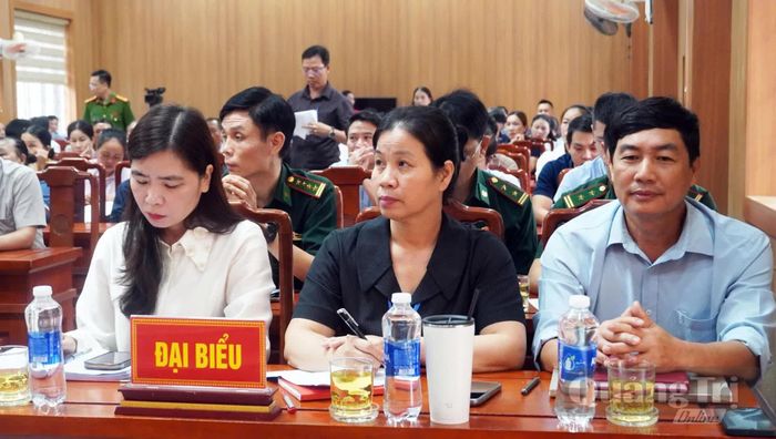 Đại biểu tham dự buổi tiếp xúc cử tri - Ảnh: N.M