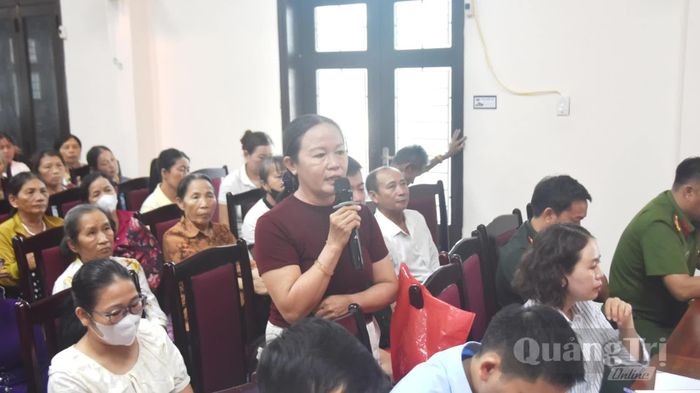 Cử tri xã Gio Linh trình bày kiến nghị - Ảnh: Đ.V