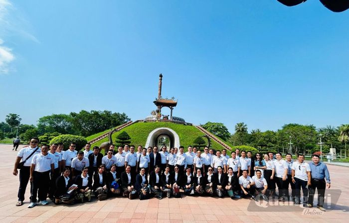 Học viên Lào học tập tại Trường Chính trị Lê Duẩn tham quan thực tế tại Di tích quốc gia đặc biệt Thành Cổ Quảng Trị - Ảnh: H.H