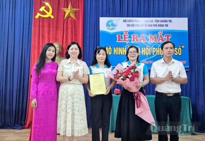 Hội Liên hiệp Phụ nữ phường Đông Hà ra mắt mô hình “Chi hội phụ nữ số” tại tổ dân phố Đông Trì - Ảnh: P.V