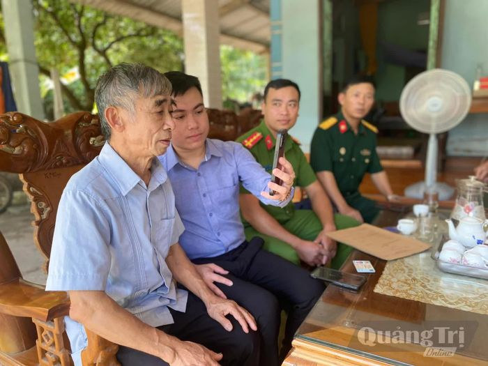 Các Tổ công nghệ cộng đồng "đi từng ngõ, gõ từng nhà", cùng các đơn vị hướng dẫn người dân kích hoạt tài khoản an sinh xã hội - Ảnh: T.L